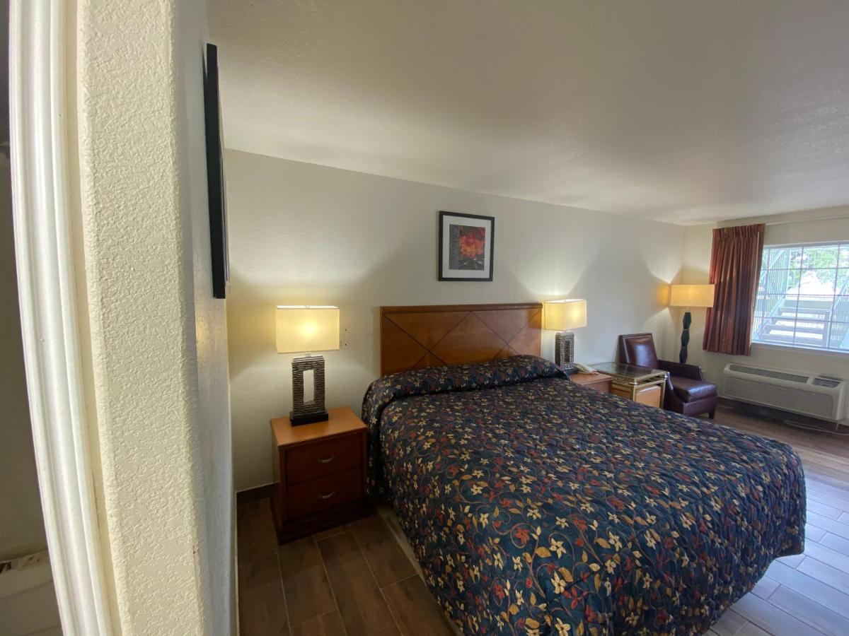 Cedar Creek Inn Bertram Extérieur photo